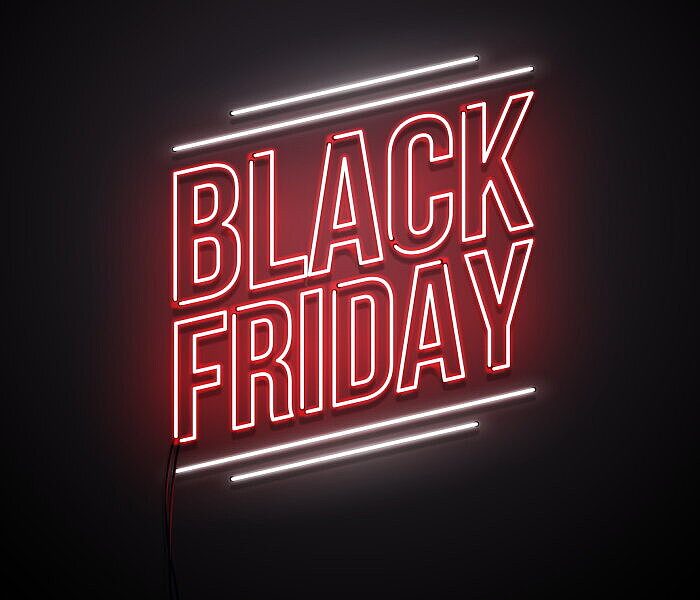 "Black Friday" als rote Neonschrift auf schwarzem Hintergrund. 